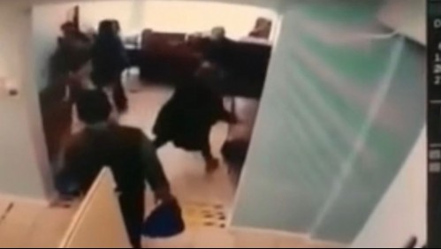 'Lo atacó por la espalda con combos a la cabeza': Médico golpeó y pateó a paciente con muletas en Talcahuano