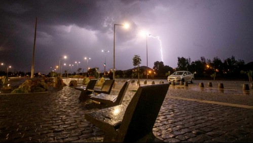 Emiten alerta para 10 comunas de Santiago por posibles tormentas eléctricas