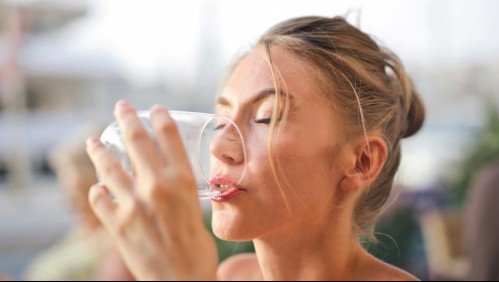 ¿Podría ser peligroso? Investigadores aseguran que tomar 8 vasos de agua al día sería demasiado