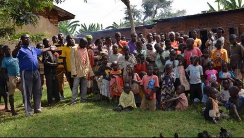 Viven todos bajo el mismo techo: Hombre pide ayuda para mantener a sus 12 esposas, 102 hijos y 567 nietos