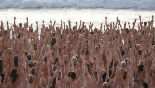Otra de Spencer Tunick: Miles de personas se desnudan por arte en icónica playa de Sídney