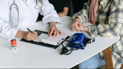 'Es una pésima idea': Colegio Médico reacciona a propuesta que buscaría limitar la entrega de licencias médicas