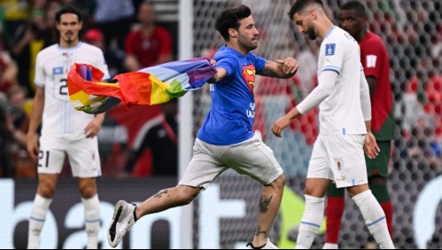 Hincha entró a la cancha interrumpiendo el partido entre Portugal y Uruguay con una bandera LGBTIQ+ y otras consignas