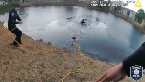 [VIDEO] Así fue el dramático rescate de un niño que cayó en un lago congelado