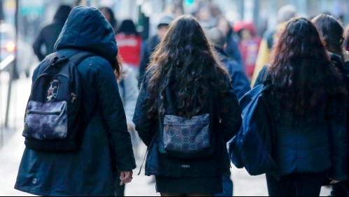 Denuncian que estudiante fue discriminada por su orientación sexual en anuario de cuarto medio