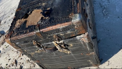 Encuentran misterioso antiguo baúl en una playa y usuarios en redes elaboran todo tipo de teorías