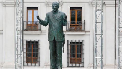 Inauguran estatua de Patricio Aylwin en La Moneda