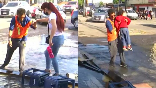 Rotura de cañería provoca inundación en Recoleta: Vecinos deben cruzar por pasarela artesanal