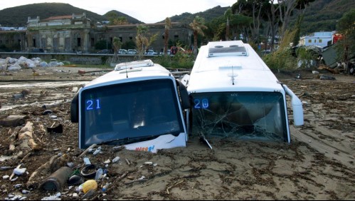 A once sube el número de muertos por deslizamiento de tierra en isla italiana