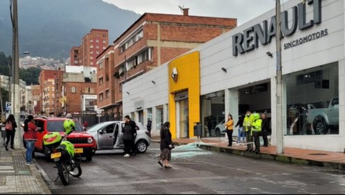 Salió por la vitrina del concesionario y estrelló su auto nuevo contra una camioneta estacionada: 'Ojalá tenga seguro'