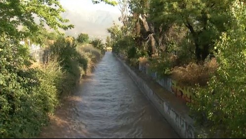 Cuatro personas en situación de calle cayeron al canal San Carlos en La Reina: Uno de ellos falleció