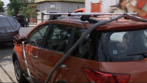 'Estamos totalmente abandonados': Así encadenan sus autos vecinos de Santiago para evitar robos