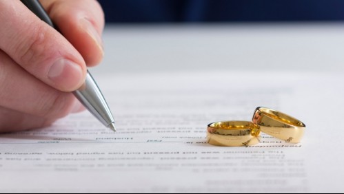 Hombre intentó estafar a su esposa con el acuerdo de divorcio, pero fue descubierto por una insólita acción