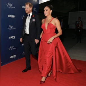 Meghan Markle reaparece con un costoso vestido de Giorgio Armani: Este es su significado Meghan Markle reaparece con un costoso vestido de Giorgio Armani: Este es su significado