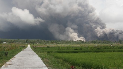 Indonesia evacúa a cerca de 2.000 personas por erupción del volcán Monte Semeru: Video muestra gran columna de humo