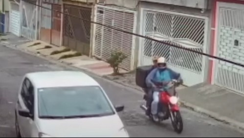 [VIDEO] Conductor atropella a motociclistas que intentaron asaltarlo en la puerta de su casa