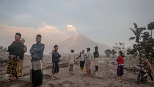 Siguen las evacuaciones en Indonesia por erupción del volcán del Monte Semeru