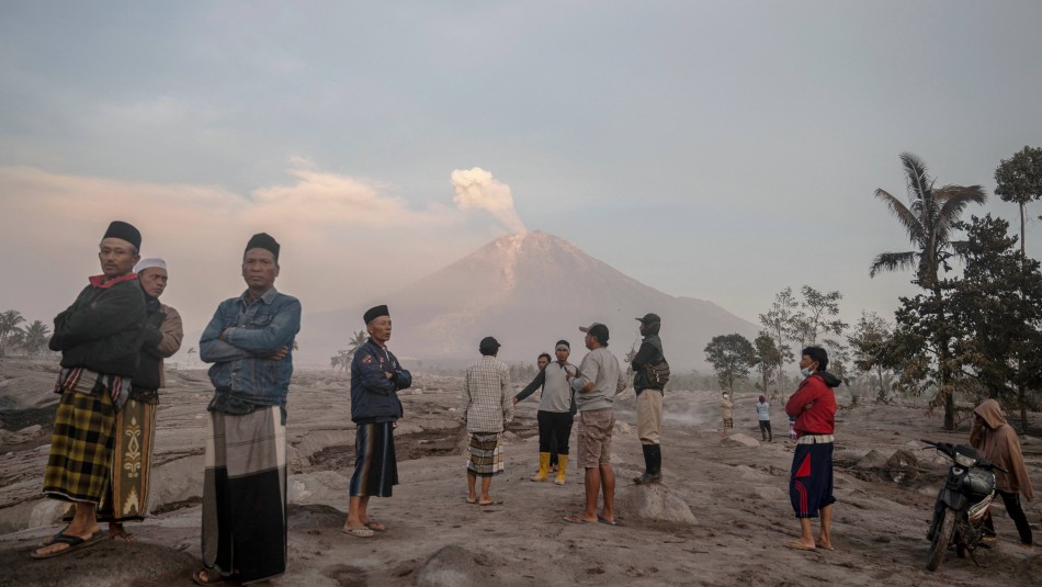 Siguen Las Evacuaciones En Indonesia Por Erupción Del Volcán Del Monte Semeru Meganoticias 8561