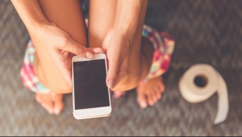 Es malo para tu salud: Esta es la razón por la que jamás deberías usar tu teléfono mientras estás en el baño