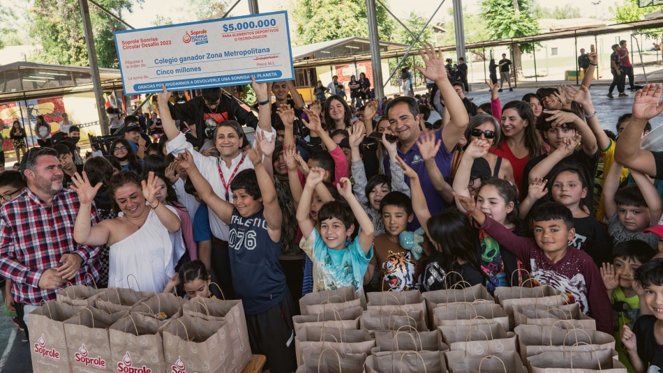 'Soprole Sonrisa Circular Desafío 2022': Alumnos de Conchalí ganan $5 millones tras recolectar más de 180 mil residuos
