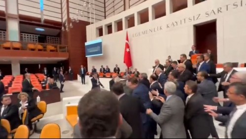 Diputado terminó internado en Cuidados Intensivos tras intensa pelea en parlamento de Turquía