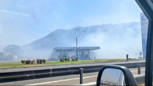 Incendio en cercanías de peaje Las Vegas provoca problemas de tránsito en la Ruta 5 Norte