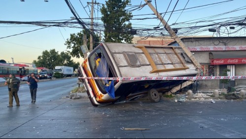 Hay siete heridos: Bus interurbano volcó e impactó a local comercial en Estación Central