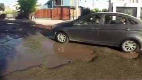 Vecinos de Maipú protestan por graves filtraciones de agua y gran cantidad de hoyos en la comuna