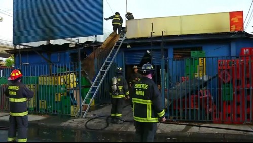 Incendio en distribuidora de licores provoca corte de tránsito en Vicuña Mackenna