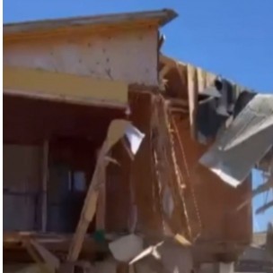 Comienza demolición de casas irregulares en Pichilemu: La primera estaba en proceso de regularización Comienza demolición de casas irregulares en Pichilemu: La primera estaba en proceso de regularización