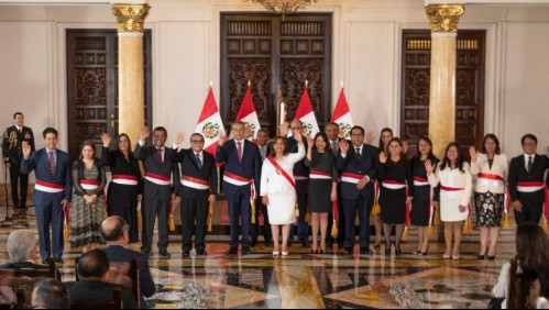 Nueva presidenta de Perú presentó a su gabinete en medio de protestas