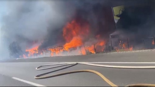 Cortan tránsito en la Ruta 78 debido a reducción de visibilidad por incendio en Melipilla