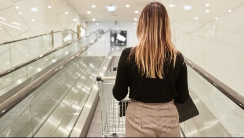 Carro las 'atropelló' en escalera mecánica de un supermercado y ahora deberán pagarles millonaria indemnización