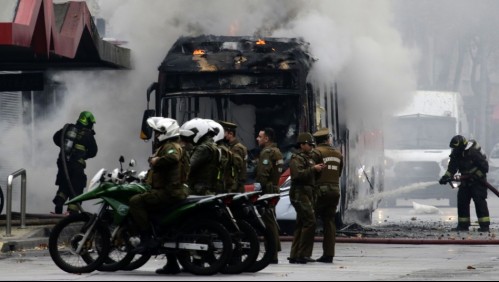 Bus de transporte RED es quemado en cercanías del Liceo de Aplicación