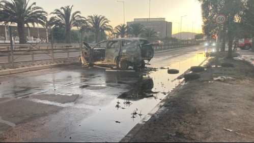 Cerca de 20 delincuentes asaltan bodegas de Mercado Libre: Queman vehículos y lanzan miguelitos para escapar