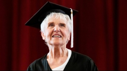 Mujer de 90 años se gradúa de la universidad a más de siete décadas de haber ingresado: 'Nunca soñé que estaría aquí'