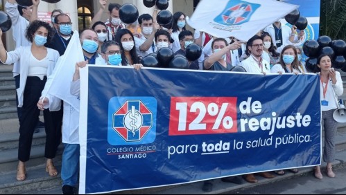 'Discrimina a gran parte de los profesionales': Colmed critica menor reajuste a altos sueldos del sector público