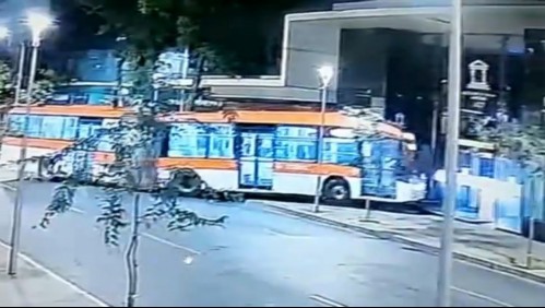 Video capta el momento en que bus del Transantiago colisiona contra Juzgado de Familia