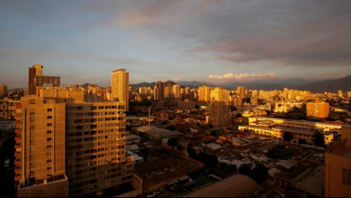 'Olor a humo en Santiago': Capitalinos reportan consecuencias a causa de incendios forestales en la zona central
