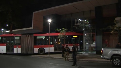 Bus del Transantiago colisiona contra Juzgado de la Familia de Santiago: No hubo lesionados