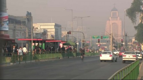 Humo en Santiago: Autoridades declaran 'alerta por riesgo sanitario' y anticipan suspensión de clases