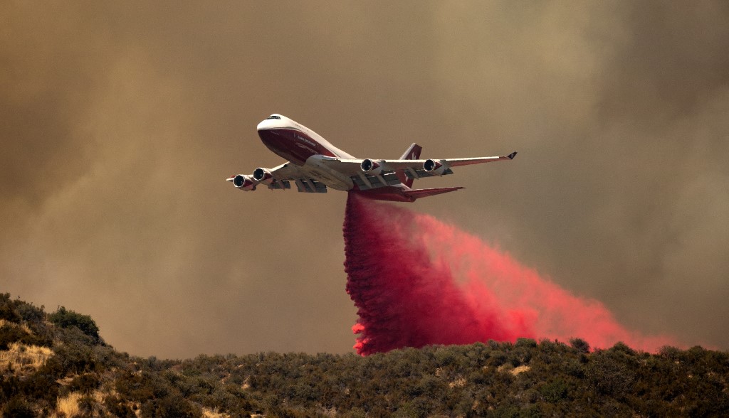 Supertanker combatiendo las llamas en California, en agosto de 2020.