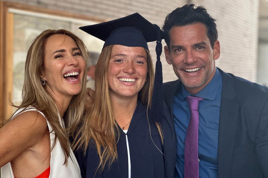 Laura de la Fuente con su familia en su graduación en diciembre de 2022