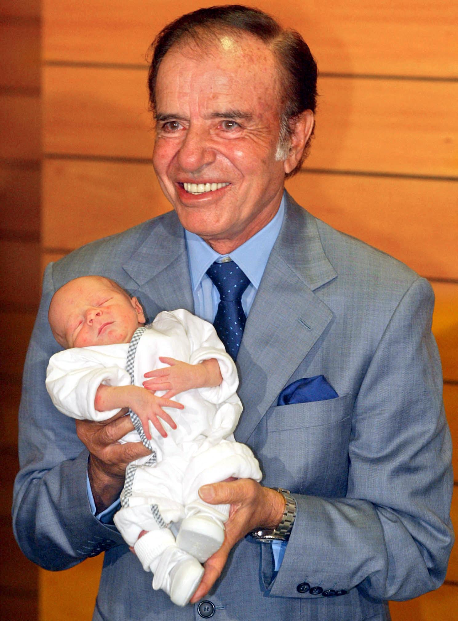 Carlos Menem cargando a Máximo cuando era un bebé