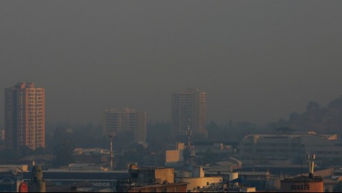 Emergencia ambiental por humo de incendios en Santiago: ¿Cuándo se debe acudir a urgencias?