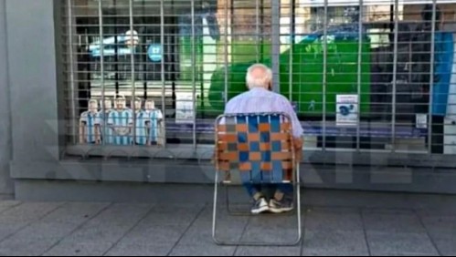 Adulto mayor argentino es captado mirando un partido del Mundial en la vitrina de una tienda: Esto le regalaron