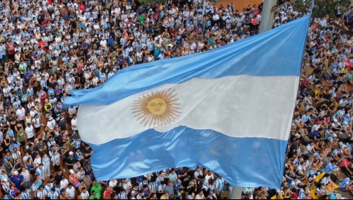 Hincha argentino muere asfixiado por la bandera al chocar en su moto tras celebraciones por el Mundial de Catar