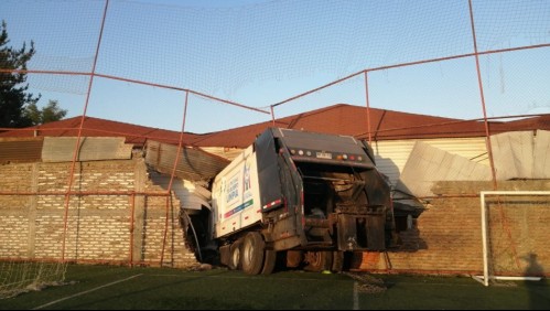 Camión recolector de basura queda incrustado en un motel: Conductor habría perdido el control
