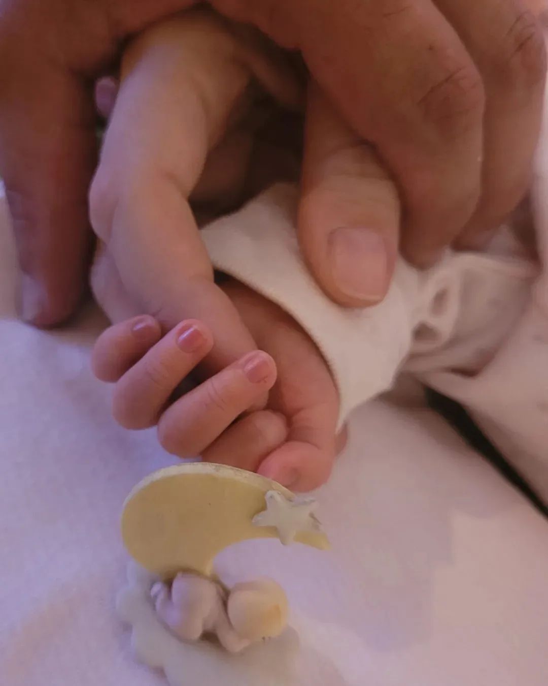 Verónica Roberts sosteniendo la mano de su hija