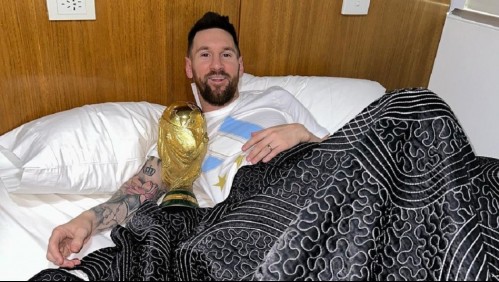 'Buen día': Lionel Messi sorprende al publicar foto durmiendo con la copa del mundo